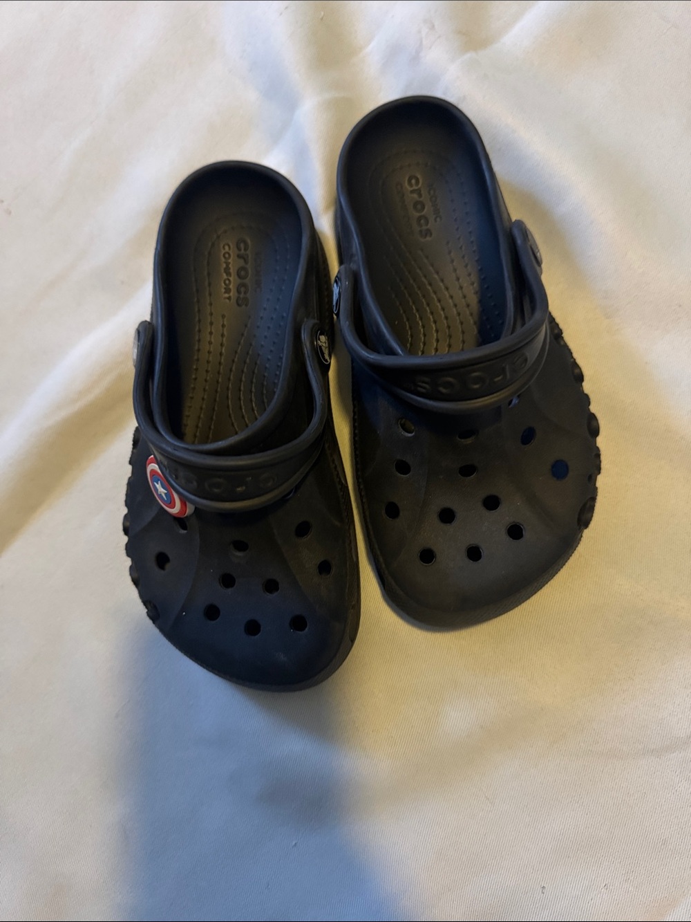 CROCS Kids Classic Clog in Black with Captain America Charm
